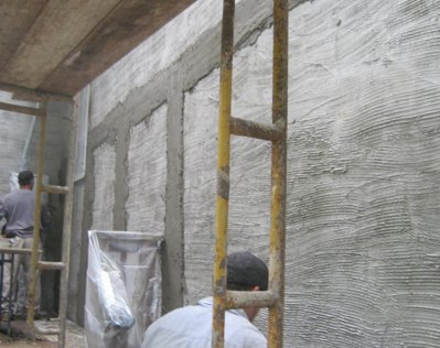 between the horizontal screed and the weep screed